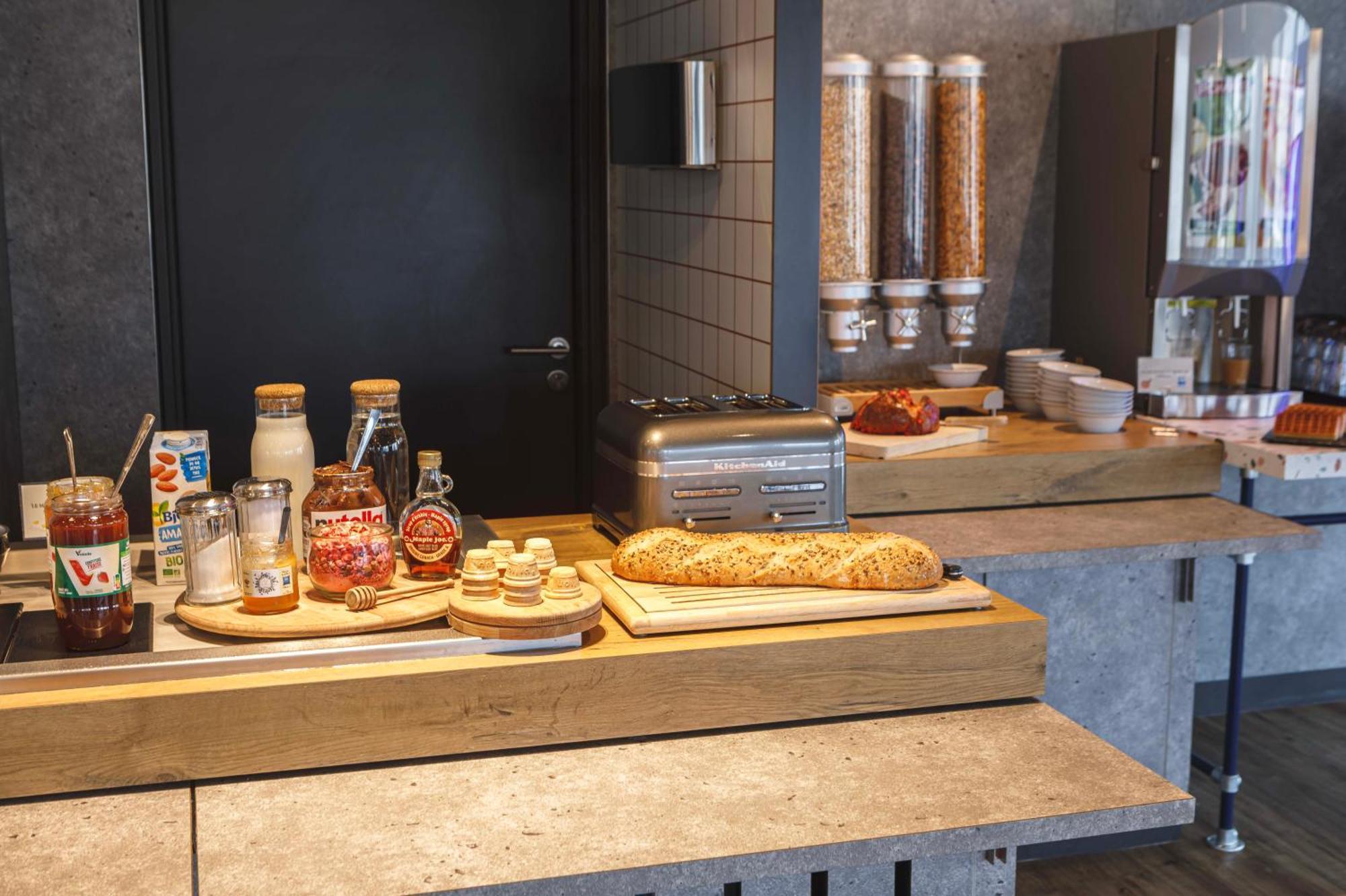 Ibis Budget Lyon Villeurbanne Buitenkant foto